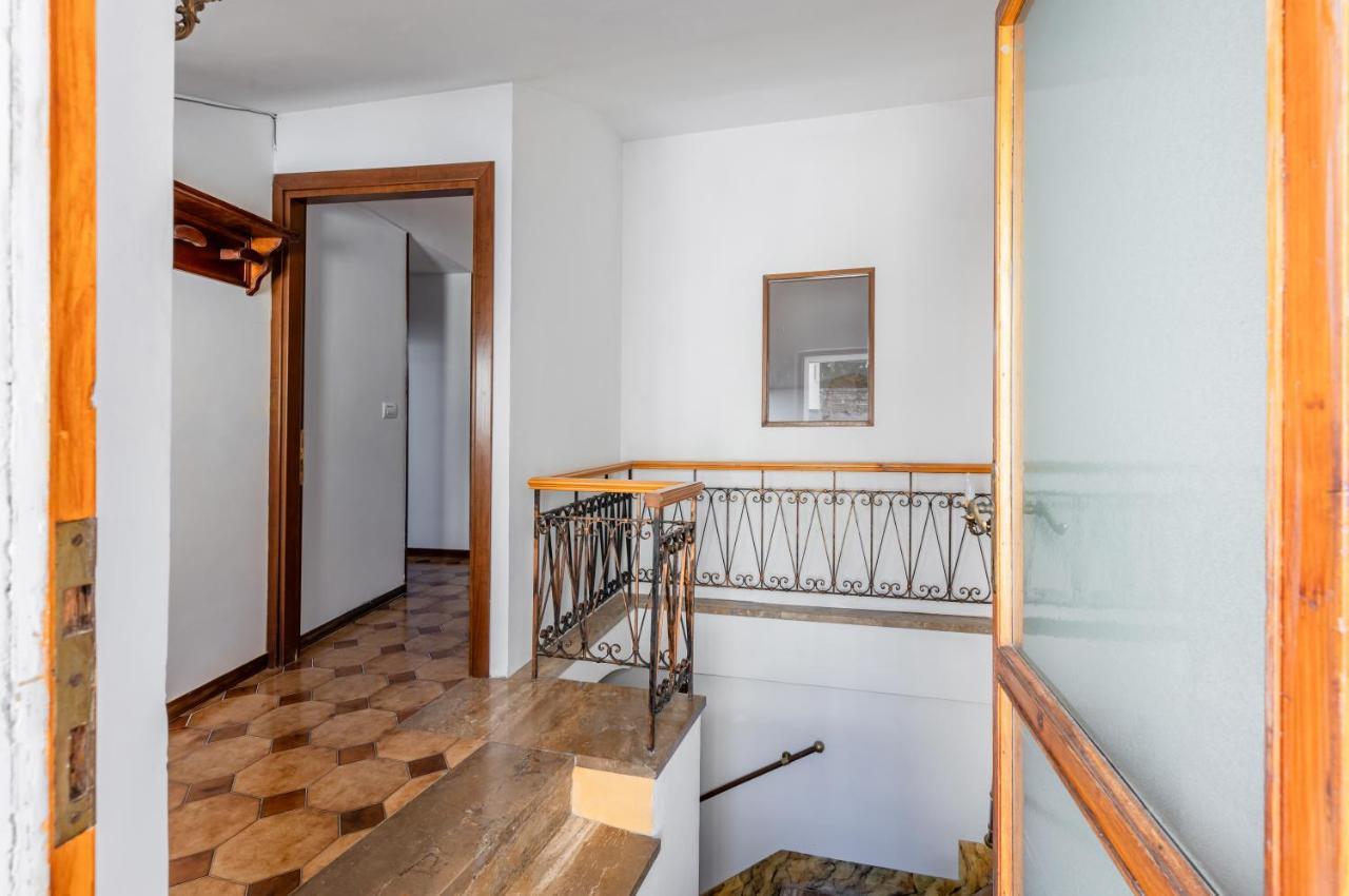 Apartment Le Finestre Sul Corso Roomy With Terrace Assisi